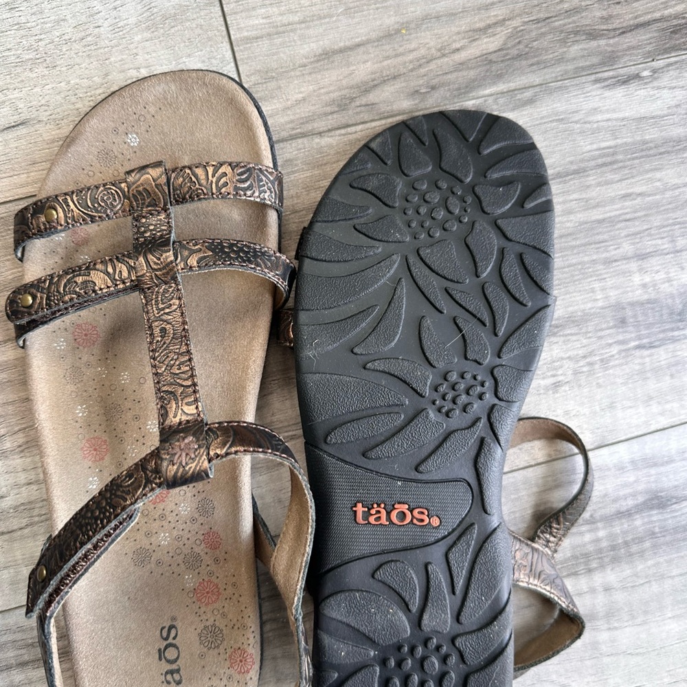 Taos Trophy 9 Bronze orthopedic embossed sandal size 8 like new